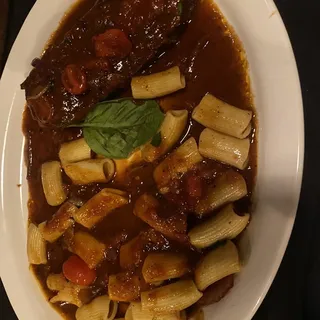 Costata di Manzo Senza Ossa con Salsa ai Pomodorini, Cipolla e Chianti. Servito con Rigatoni