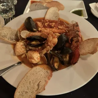 Cioppino " Zuppa di Pesce" con Cozze, Vongole, Salmone, Gamberoni e Aragosta