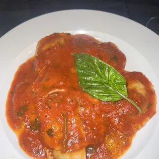 Ravioli di Formaggio Salsa Napoletana