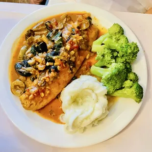 Branzino filet with olives and capers (ok) mashed potato (didn't feel home made) with garlic sautéed broccoli (tasty)