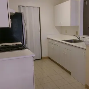 Townhouse kitchen BEFORE remodel, the countertop microwave took up a lot of space next to the sink.