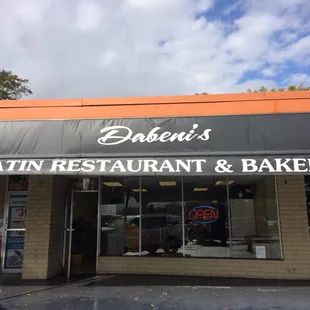 The front of Dabeni's Latin Bakery!