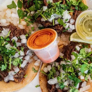 ows a plate of tacoss