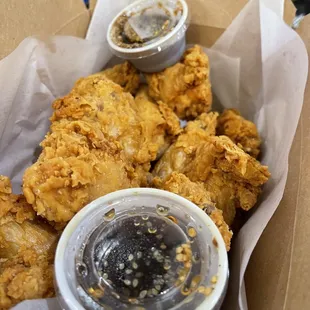 7/2022 full size comes with 2 of the same sauces