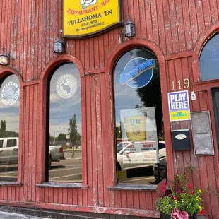 the outside of a restaurant