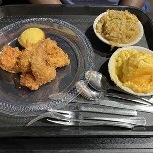 Fried chicken wings, Mac &amp; cheese &amp; fried canbage