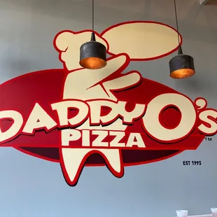 a sign for daddyo&apos;s pizza