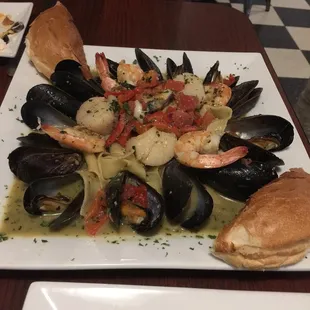 Pasta Special! - PEI mussels, shrimp, scallops FRESH pasta (tasted fresh made) WOW
