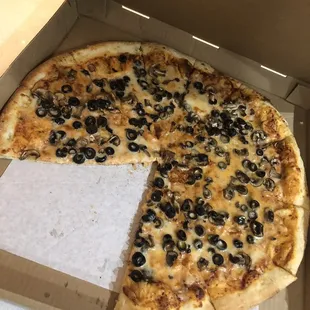 olive and mushroom pizza (vegan cheese)