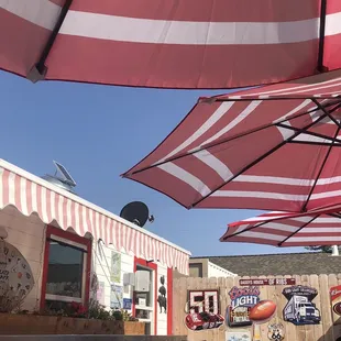 Cool Exterior design.. bar is a old vintage car