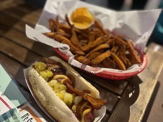 D's Six Pax & Dogz
