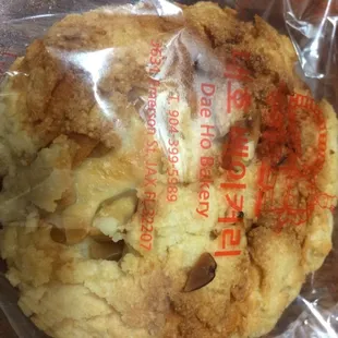 Similar to the Cantonese bo lo pao (pineapple bun)