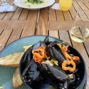 Mussels, Pinot Grigio Veggie Ravioli, Gin Spritz