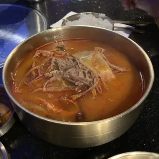 E5. Spicy Beef Soup (Yuk Gae Jang)