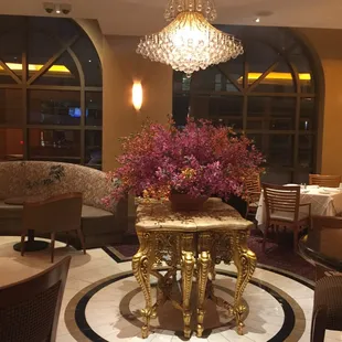 The dividing element between the bar and restaurant