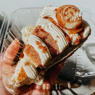 Cinnamon roll cheesecake