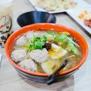 Noodle with pork thickened soup
