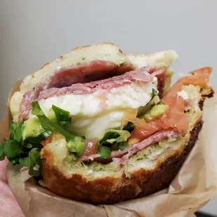 Bronx tale-mozarella, pesto, avocado, toasted