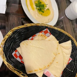 Arayes with hummus