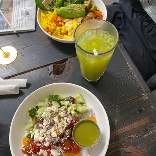 Brekkie bowl, green juice &amp; Greek salad