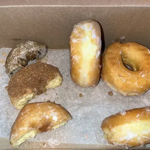 Buttermilk cake, maple covered with crumble Buttermilk cake glazed Classic glazed (puffy ring) Blueberry glazed cake donut