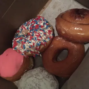 Got a half Dozen for 7.00$ 2 strawberry filled 1 glazed 1 cider mill which I ate 1 sprinkled (white) and 1 cinnamon roll.