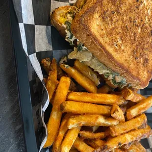 Salmon and spinach grill cheese