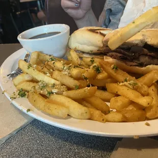 Beef dip with seasoned fries