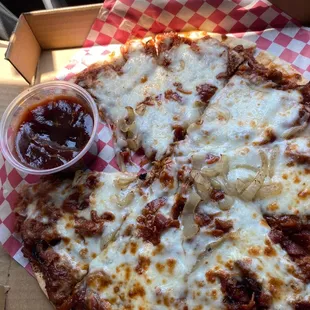 Pulled pork BBQ Flatbread... it&apos;s so good yummy
