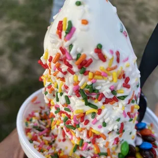 Vanilla soft serve with sprinkles. Beware, these sprinkles are hard (not soft like supermarket).