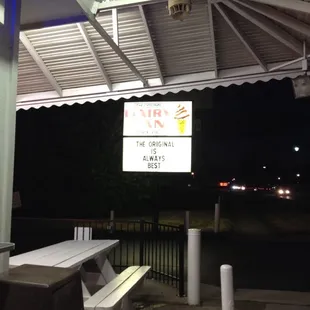 the outside of a restaurant at night