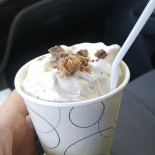 Small Reese&apos;s Peanut Butter Cup Flurry