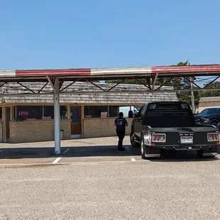 Still have car hop service..! Even with these temperatures....that's worth 5 Stars right there