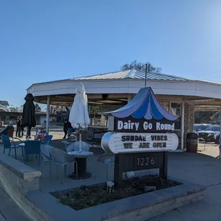 ows the outside of a restaurant