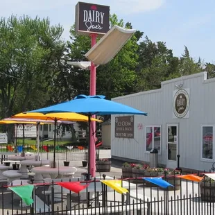 the outside of a dairy joe's restaurant