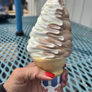 Vanilla &amp; chocolate twist cone