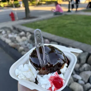 hot fudge cream puff sundae
