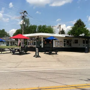 the outside of a dairy point restaurant