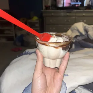 Hot fudge sundae
