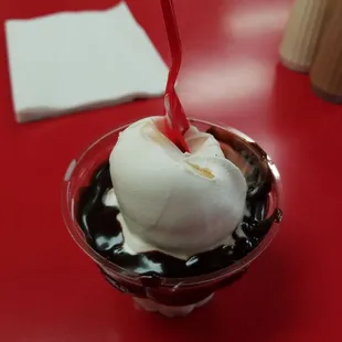 Hot fudge sundae