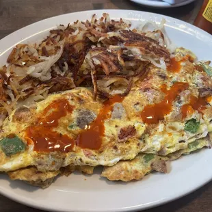 an omelet and hash browns