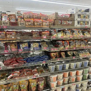 Instant noodles &amp; unique Japanese snacks