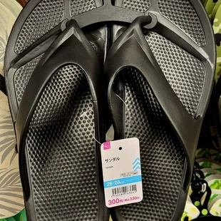 Good kine rubbah slippah&apos;s! Da buggah is just ($4.45 w/tax). Similar like those Crocs slippah&apos;s!