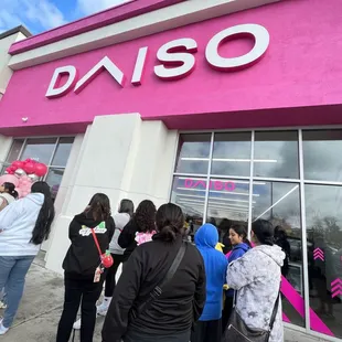 Lots of people waiting in line!