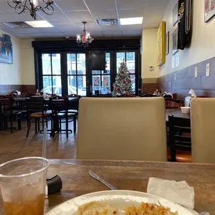 Clean dining area ,slow but friendly staff, amazing country eggs Benedict