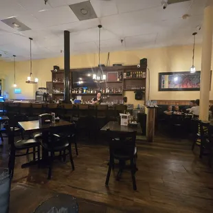 Bar (dining room to the right)
