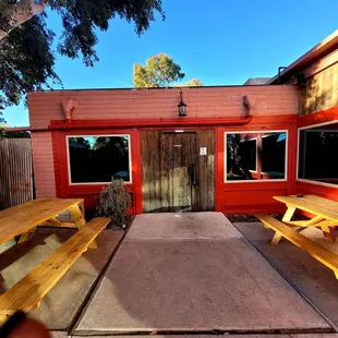 the outside of the restaurant