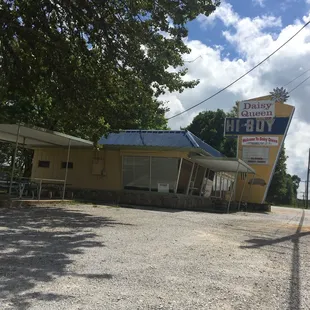 the outside of the motel