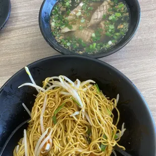 Dry yellow noodle with kidney