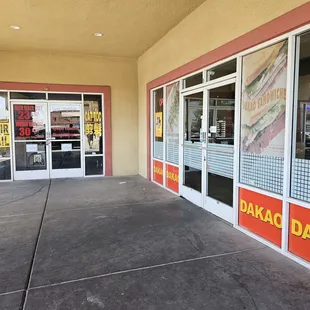 the outside of a restaurant